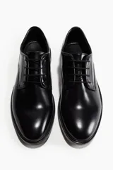 Zapatos de vestir Derby negros de cuero, con cordones abiertos, forro de lona y suela con diseño. Taco de 2,9 cm.