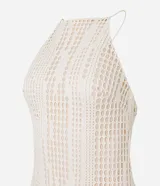 Vestido midi color crema con textura de agujeritos, escote halter, breteles finos cruzados en la espalda y forro interior.