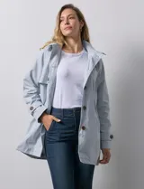 Gabardina impermeable color celeste, marca Weatherproof, con abertura central con botones, bolsillos delanteros, capucha desmontable y forro interno.