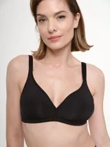 Soutien negro sin aro ni relleno, con breteles regulables.