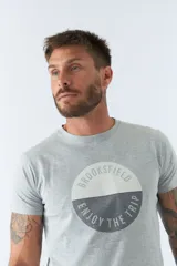 Remera de hombre color borgoña con logo circular de la marca Brookfield estampado en el frente.