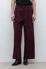 Pantalón de mujer color beige, tiro alto, con pliegues (pinzas) frontales y corte ancho y recto en las piernas.