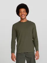 Camiseta de manga larga color verde militar, de corte recto y cuello redondo.