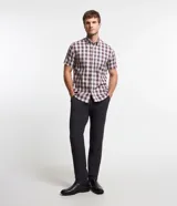 Camisa masculina de manga corta con cuello inglés y abotonado delantero. Estampada con diseño de cuadros en tonos borgoña, gris y blanco.