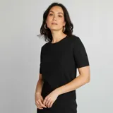 Sweater negro de tejido de punto fino, con cuello redondo y mangas cortas.