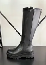 Bota alta de cuero vegano color negro, con caña alta, puntera redondeada y suela track.