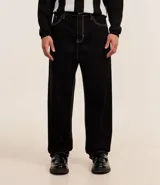 Pantalón baggy negro de sarga de algodón, con cintura fija con trabillas, botón contrastante y cierre por cremallera oculto, bolsillos laterales y traseros. Modelo holgado de corte recto y ancho.