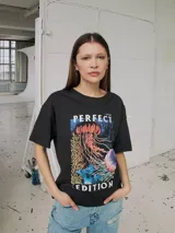 Camiseta negra de cuello redondo y mangas cortas con hombros caídos. Estampado con motivos marinos: medusa, corales y peces.