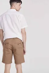 Bermuda de gabardina color gris oscuro, corte chino, con bolsillos laterales y traseros.