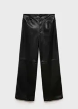 Pantalón de cuero negro de corte recto.