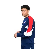 Buzo deportivo azul marino con detalles en blanco y rojo en mangas y hombros. Presenta el logo de Umbro bordado en el pecho y el escudo del Club Nacional de Football.