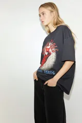 Remera negra de algodón de corte amplio con estampado del logo de la banda The Rolling Stones y la leyenda "Tour 1994".