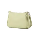 Bandolera verde de símil cuero graneado con correa regulable y herrajes plateados. Tiene un compartimento principal con cierre y bolsillos internos, uno con cierre y otro abierto.