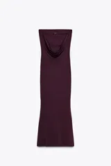 Vestido largo de color borgoña, de escote recto y hombros descubiertos. Escote drapeado en espalda con tira ajustable con ganchos metálicos.