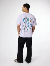 Remera lila de algodón orgánico con corte oversize y estampado de letras de colores en la espalda.