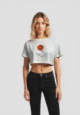 Remera cropped de algodón color blanco con estampado de media naranja en el pecho, corte holgado y cuello redondo.