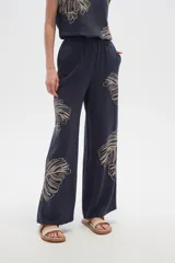 Pantalón ancho de poliamida color azul marino con bordado de hojas color beige.