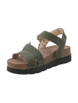 Sandalias de cuero color verde militar con plataforma de corcho y suela de goma negra. Presentan dos tiras anchas sobre el empeine y una tira alrededor del tobillo, todas ajustables con hebillas metálicas plateadas.
