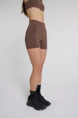 Short deportivo marrón de tiro alto, confeccionado en tejido de poliéster y elastano.