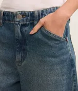 Pantalón baggy de jeans con cintura alta, bolsillos delanteros y traseros y lavado dirty.