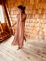 Vestido midi tejido en hilo brillante color cobre, con mangas cortas, corte oversized y flecos en el ruedo.