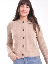 Cárdigan tejido color gris claro con diseño trenzado, cuello redondo y cierre frontal con botones marrones.