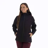 Campera impermeable negra con capucha, cierre frontal con cremallera, bolsillos laterales y costuras selladas. Fabricada con nylon reciclado y tecnología impermeable 5K/5K.