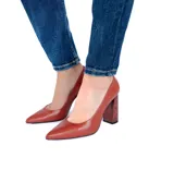 Zapatos de tacón color caramelo, de cuero flexible, con punta fina y tacón geométrico de 8.5 cm.