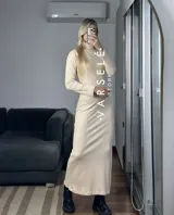 Vestido midi marrón de morley grueso, corte ajustado, cuello alto y mangas largas.
