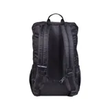 Mochila New Balance negra, modelo Top Loader, con logo blanco estampado en el frente. Cuenta con un bolsillo frontal con hebilla, bolsillos laterales y cierre superior con cordón ajustable.