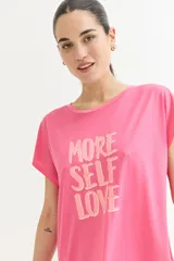 Vestido corto color verde oliva con estampado de dos rostros en color blanco.