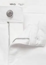 Pantalón de jean blanco, tiro alto, corte flare, con cierre de cremallera y botón, cinco bolsillos, trabillas y bajo deshilachado.