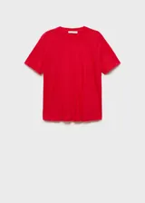 Remera roja de lino, manga corta y cuello redondo.
