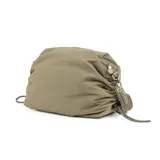 Bandolera verde de poliéster con correa regulable, cierre superior y logo de la marca en el frente.