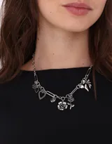Collar corto de cadena de eslabones plateada con multidijes de flores y corazones de metal con cierre de mosquetón.