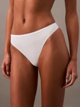 Conjunto de ropa interior Calvin Klein color blanco, compuesto por un corpiño con aro y breteles regulables, y una bombacha colaless de microfibra con cintura elástica.