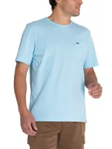 Remera celeste de algodón orgánico, corte regular fit, con cuello redondo y bolsillo en el pecho con logo bordado de la marca.