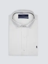 Camisa de vestir de hombre, color blanco, de corte clásico, con cuello abotonado y manga larga. Confeccionada en algodón. Hecha en Uruguay.