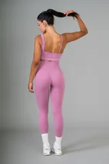 Top deportivo color lila con breteles finos y banda elástica acanalada bajo el busto.