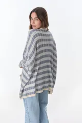 Sweater tejido de punto con rayas horizontales rosas y borgoña, con cuello redondo y bolsillos frontales.