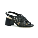 Sandalias negras con taco cuadrado y tiras cruzadas entretejidas.