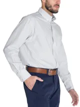 Camisa de hombre RKF, modelo WF PB, de manga larga con diseño a cuadros celestes y blancos. Tiene cuello abotonado, bolsillo en el pecho con logo bordado y tecnología wrinkle-free.