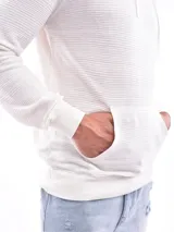 Buzo blanco de tejido texturizado con capucha y cordones ajustables.