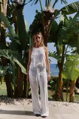 Musculosa blanca de lino y rayón con escote redondo y corte recto.