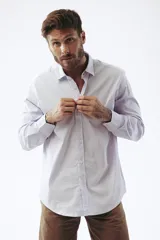 Camisa celeste a rayas verticales blancas, de corte clásico, manga larga y cuello abotonado.