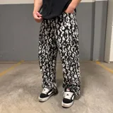 Pantalón super baggy de gabardina con estampado abstracto en blanco y negro.