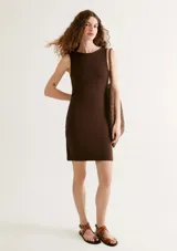 Vestido marrón ajustado al cuerpo, sin mangas y largo hasta la rodilla.
