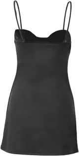 Vestido corto negro con breteles finos y corte entallado.