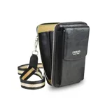 Bandolera porta celular negra de símil cuero con bolsillo frontal con tapa, cierre perimetral, correa de galón regulable y desmontable, y múltiples compartimentos internos para tarjetas y billetes.