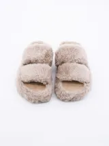 Pantuflas marrones de piel sintética con doble tira ancha.